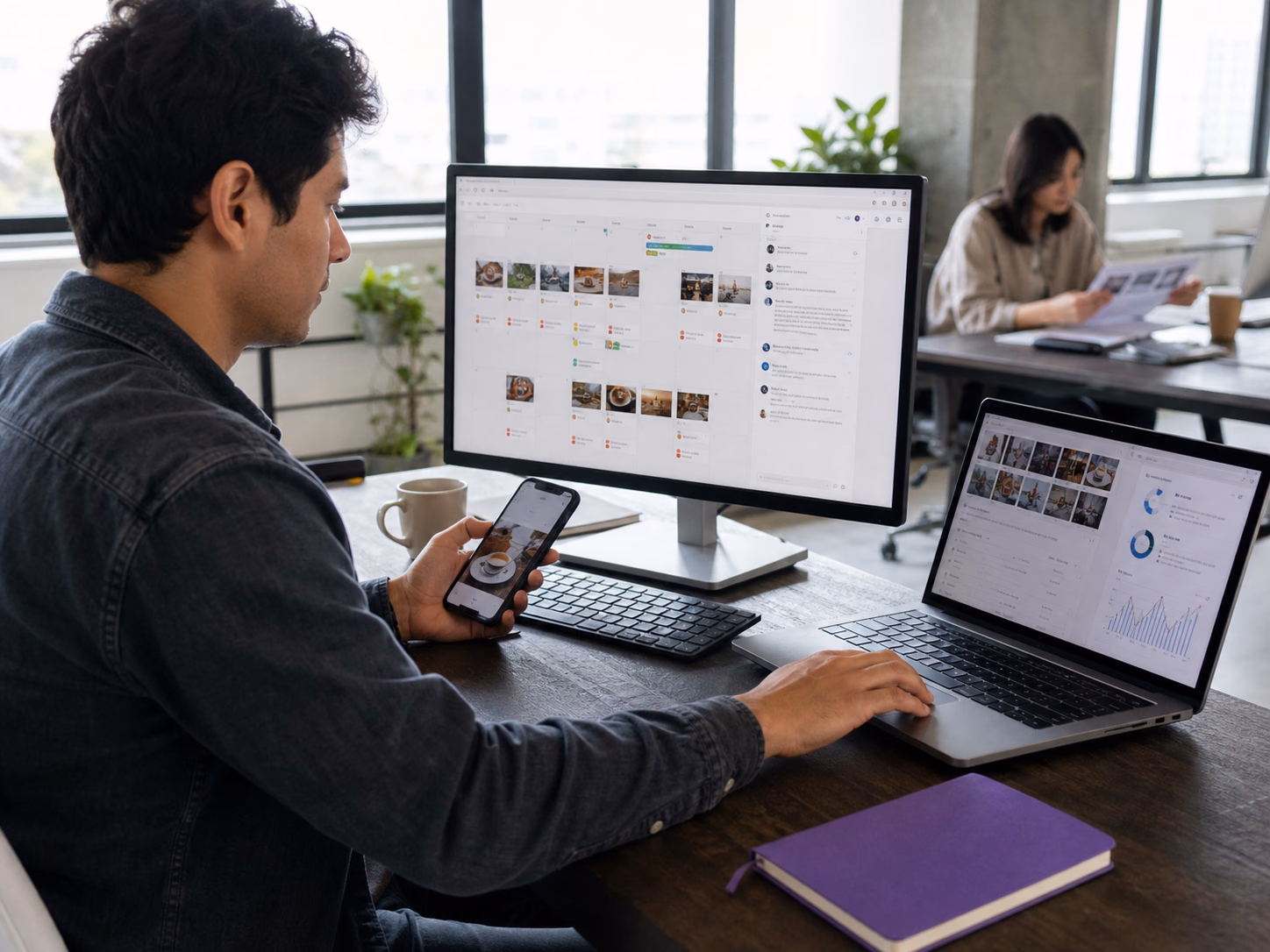 Especialista gestionando calendario, publicaciones, comunidad y métricas de redes sociales