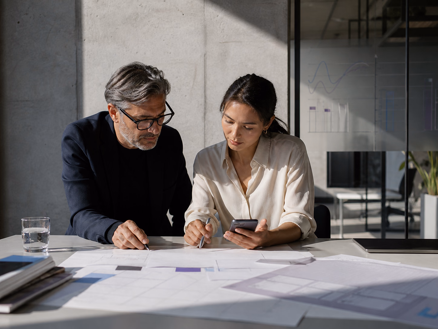 Especialistas revisando un plan de publicidad digital en una oficina iluminada